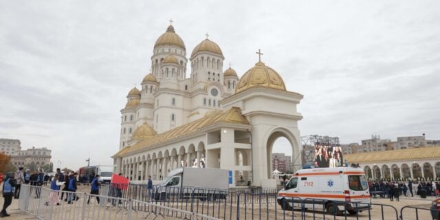 Intervenție a jandarmilor la Catedrala Națională: închiderea temporară a accesului la 5 dimineața, pe intrarea principală, a provocat tensiuni / Era nevoie pentru efectuarea curățeniei