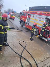 SÂMBĂTĂ NEAGRĂ ÎN JUDEȚUL IAȘI: Un bărbat a murit într-un incendiu devastator, iar un altul a fost găsit în stare critică pe o stradă din Pașcani