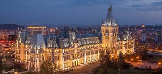 Adio, bariere lingvistice! Robotul de la Palatul Culturii a învățat engleză, franceză și italiană pentru a vorbi cu turiștii.