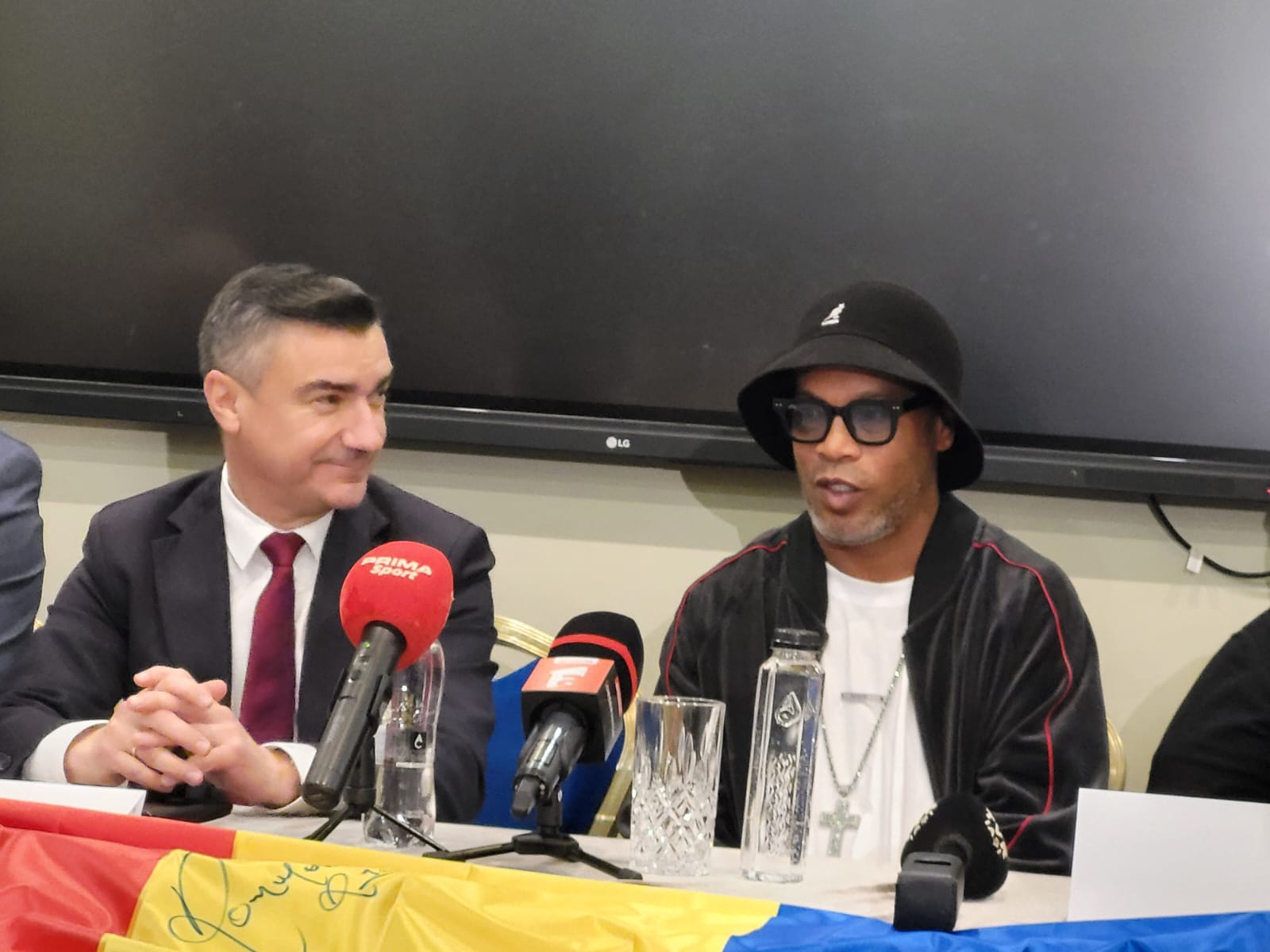 „SAMBA” ÎN COPOU: Ronaldinho, primit oficial de primarul Mihai Chirica și asaltat de fani la Hotel Traian. Astăzi, spectacol total pe stadion!