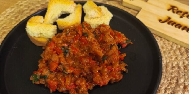 VIDEO | Rețetele Juanitei | Tocăniță de vinete cu usturoi / Preparată rapid, ține loc de zacuscă pentru cine n-are timp de conserve mai sofisticate